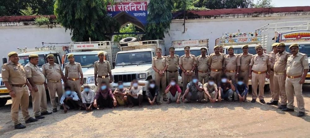 थाना रोहनिया पुलिस टीम द्वारा 11 नफर  गौ तस्कर गिरफ्तार कब्जे से कुल 35 गोवंश घटना में प्रयुक्त 06 पिकअप वाहन बरामद