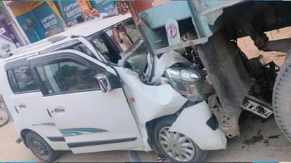 खड़े ट्रक में जा घुसी कार, एक की मौत और पांच घायल