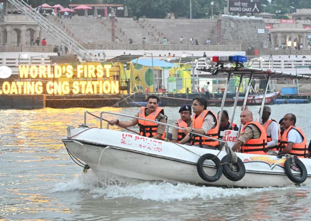 पुलिस आयुक्त कमिश्नरेट वाराणसी मोहित अग्रवाल द्वारा छठ पर्व के दृष्टिगत गंगा घाटों का भ्रमण कर किया गया निरीक्षण, दिये गये आवश्यक दिशा-निर्देश ।