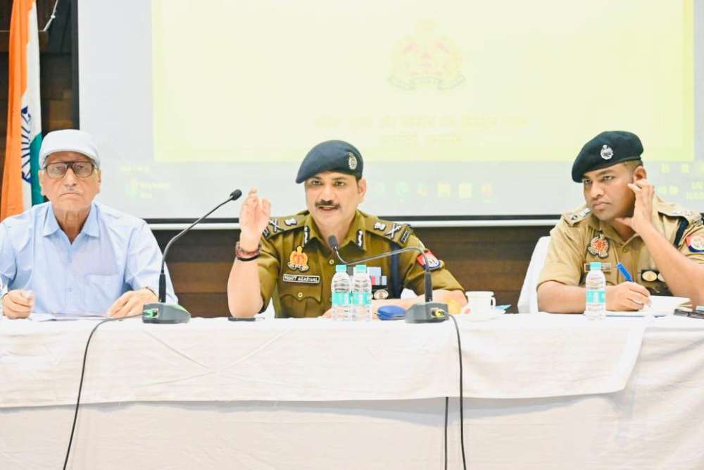 पुलिस आयुक्त कमिश्नरेट वाराणसी श्री मोहित अग्रवाल द्वारा पुलिस पेंशनर्स की गोष्ठी कर तीन नए कानून एवं साइबर अपराध के सम्बन्ध में किया गया जागरूक ।