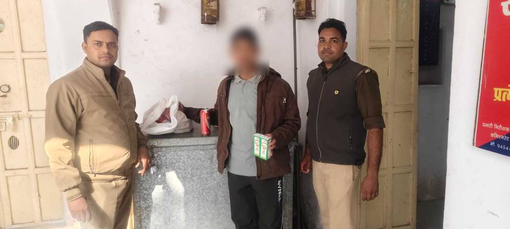 शराब बेंचने वाले को पुलिस ने पकड़ा, काशी की आवाज चैनल में चली खबर व वीडियो वायरल होने के बाद हुई कार्यवाही