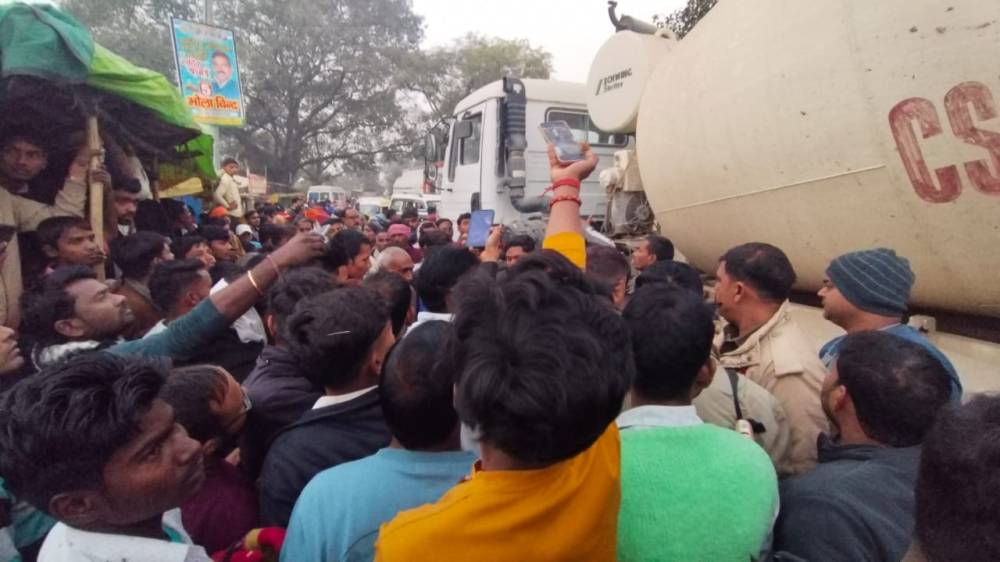 बबुरी में मिक्सर मशीन से अधेड़ की मौत  सड़क निर्माण के दौरान 65 वर्षीय ग्रामीण रामानंद मौर्य की गई जान