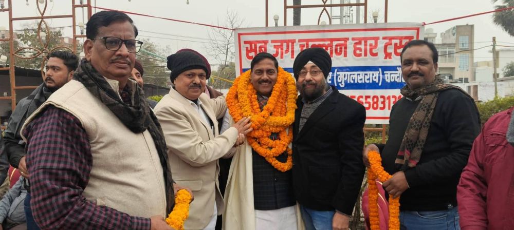 रिक्शा चालकों को कंबल व टोपी वितरण कार्यक्रम आयोजित