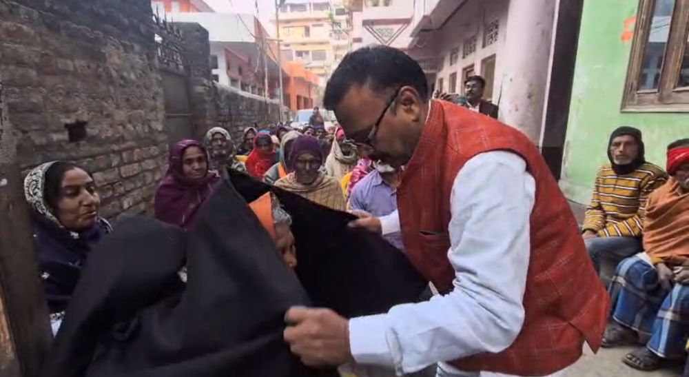 सभासद ने 500 कंबलों का वितरण किया  शीतलहर में गरीब और जरूरतमंदों को मिली राहत