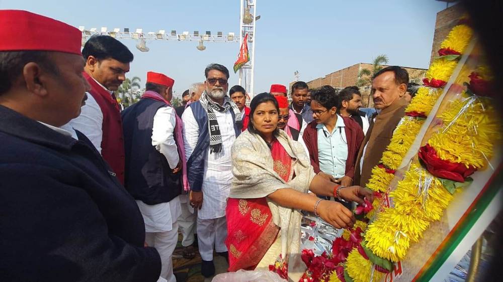 चंदौली यूपी सपा के बीएलए सम्मान समारोह में भाजपा पर सपा सांसदों ने बोला हमला